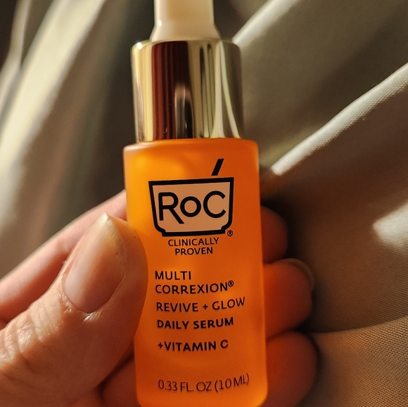 RoC MULTI CORREXION® Revive And Glow Daily Serum, .33oz/10ml - Picture 3 of 4
